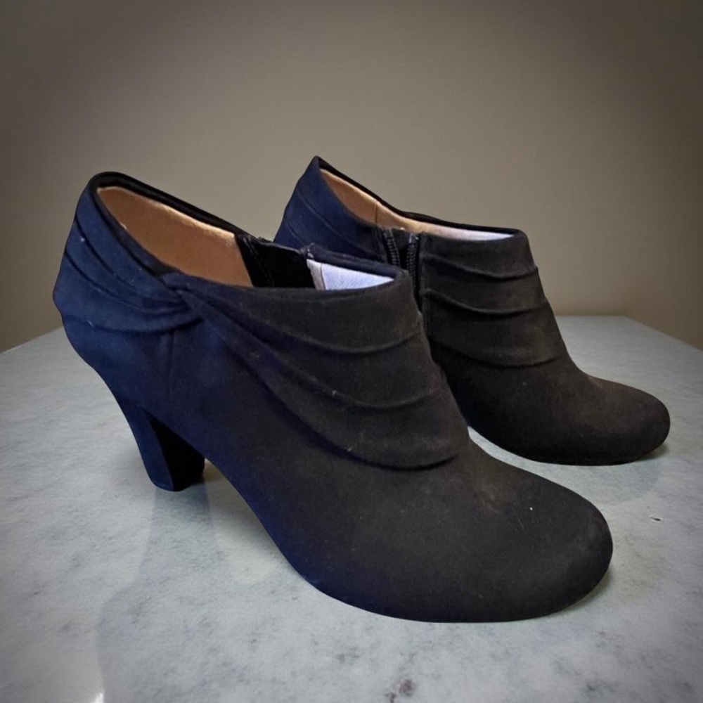 Like new, black ankle boots